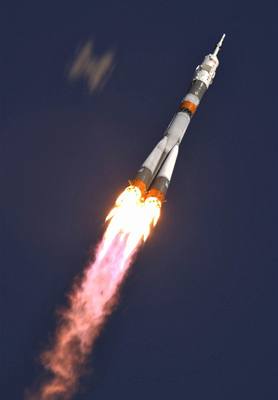 Vesmírná lo míí s rusko-americkým týmem k mezinárodní vesmírné stanici.